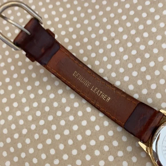 Vintage Guess watch with leather strap - Picture 8 of 12